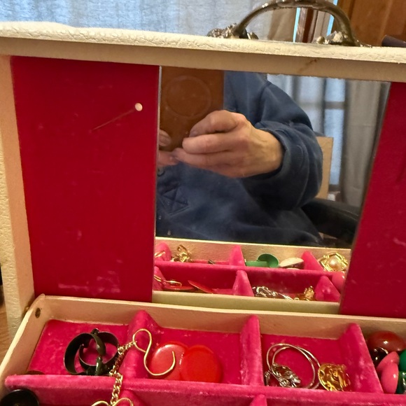Vintage Jewelry Box full of Vintage  Jewelry Excellent Condition - Picture 12 of 12